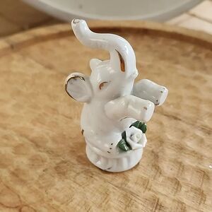 Ring Holder Vtg Handpainted Elephant Figurine with Gold tone Accents